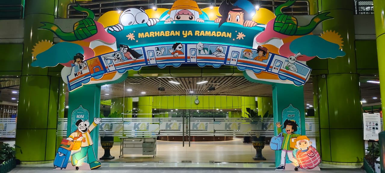 KAI Hadirkan Suasana Lebaran Unik dengan Tokoh Kartun Karya Anak Bangsa di Stasiun