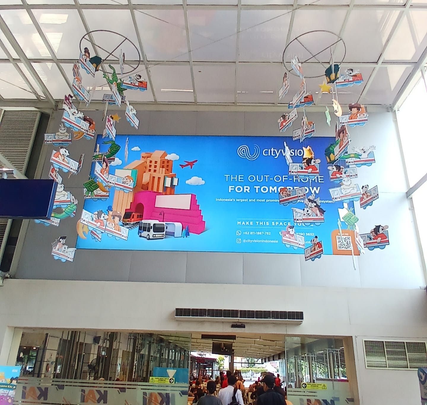 Perayaan Lebaran di Stasiun KAI: Kolaborasi Seni dan Transportasi dengan Tokoh Kartun Lokal