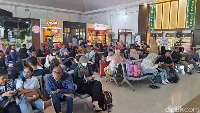 Menjelang Lebaran, Ribuan Warga Tinggalkan Surabaya Lewat Gubeng dan Pasarturi