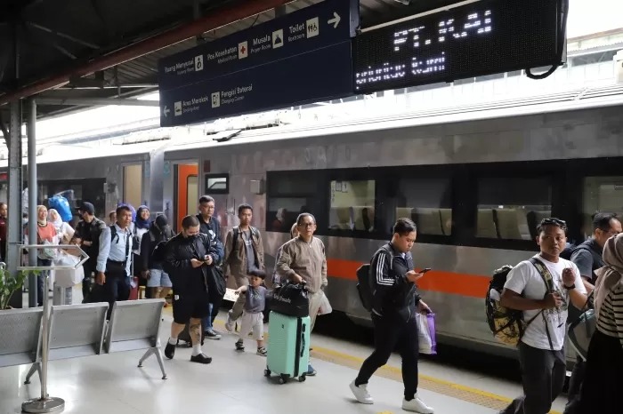 Okupansi Kereta Stasiun Pasar Senen Melonjak KAI Pastikan Semua Duduk