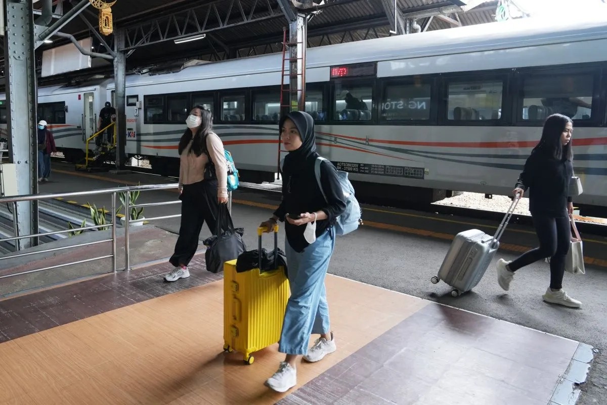 Penumpang Padati Semarang Jelang Lebaran, Puncak Kedatangan Diprediksi 10 Ribu Orang