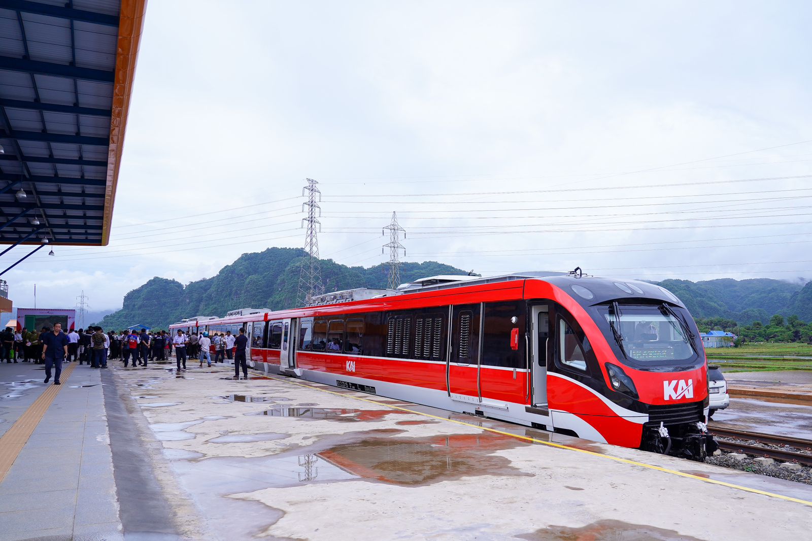 (FOTO) Suasana Ramai di Stasiun KA Makassar–Parepare Pecahkan Rekor Penumpang