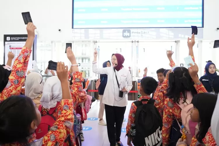 Whoosh KCIC Hadirkan Edukasi Transportasi dan Diskon Spesial di Hari Pendidikan Nasional