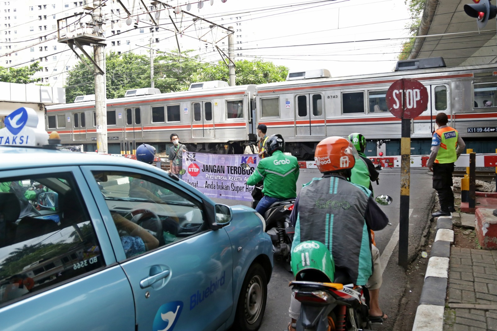 KAI Commuter Tegaskan Sanksi Hukum Usai Insiden Truk Terobos Perlintasan