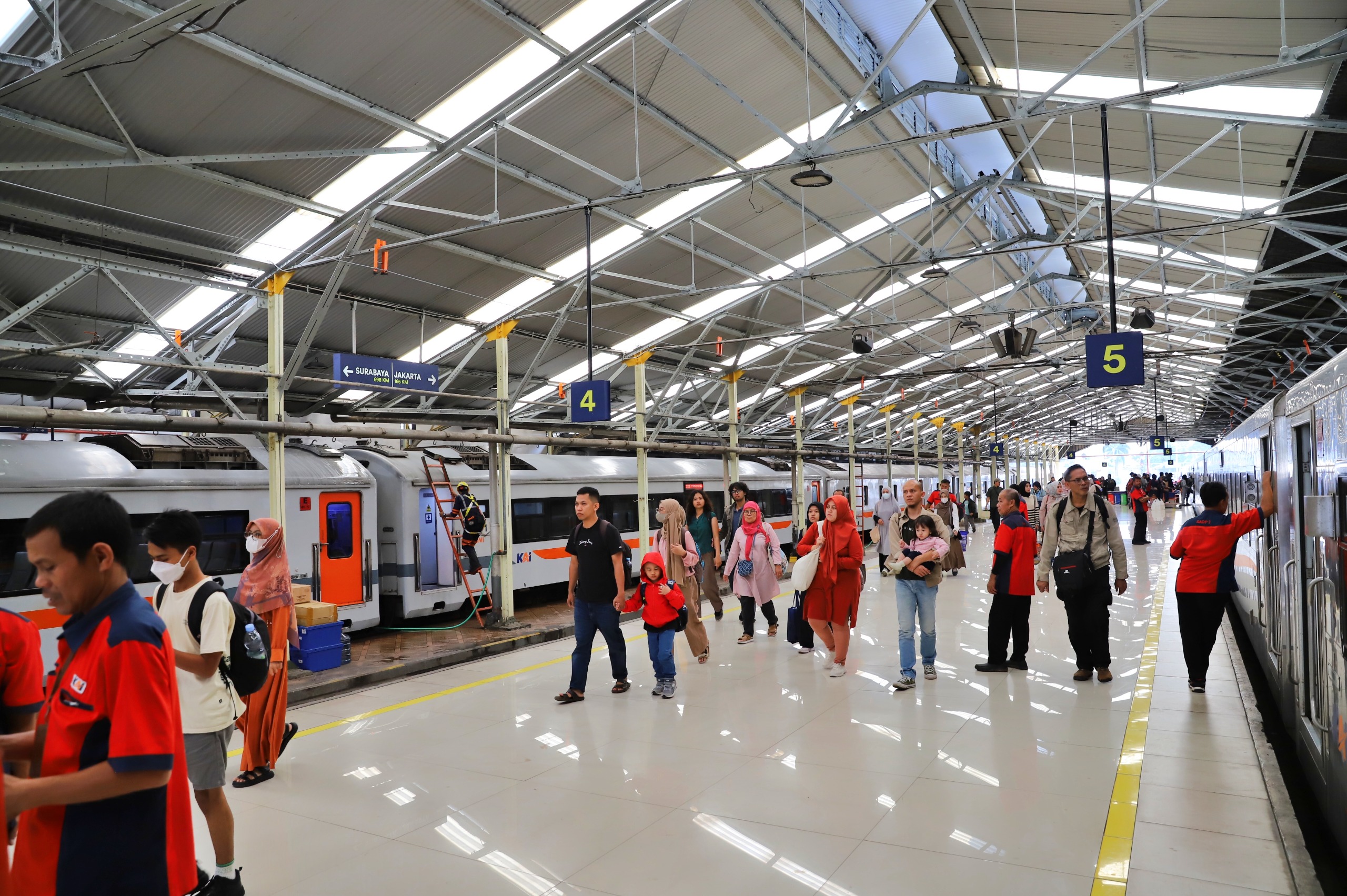 KAI Siapkan 980 Ribu Kursi dan 2.441 Perjalanan KA untuk Sambut Libur Waisak