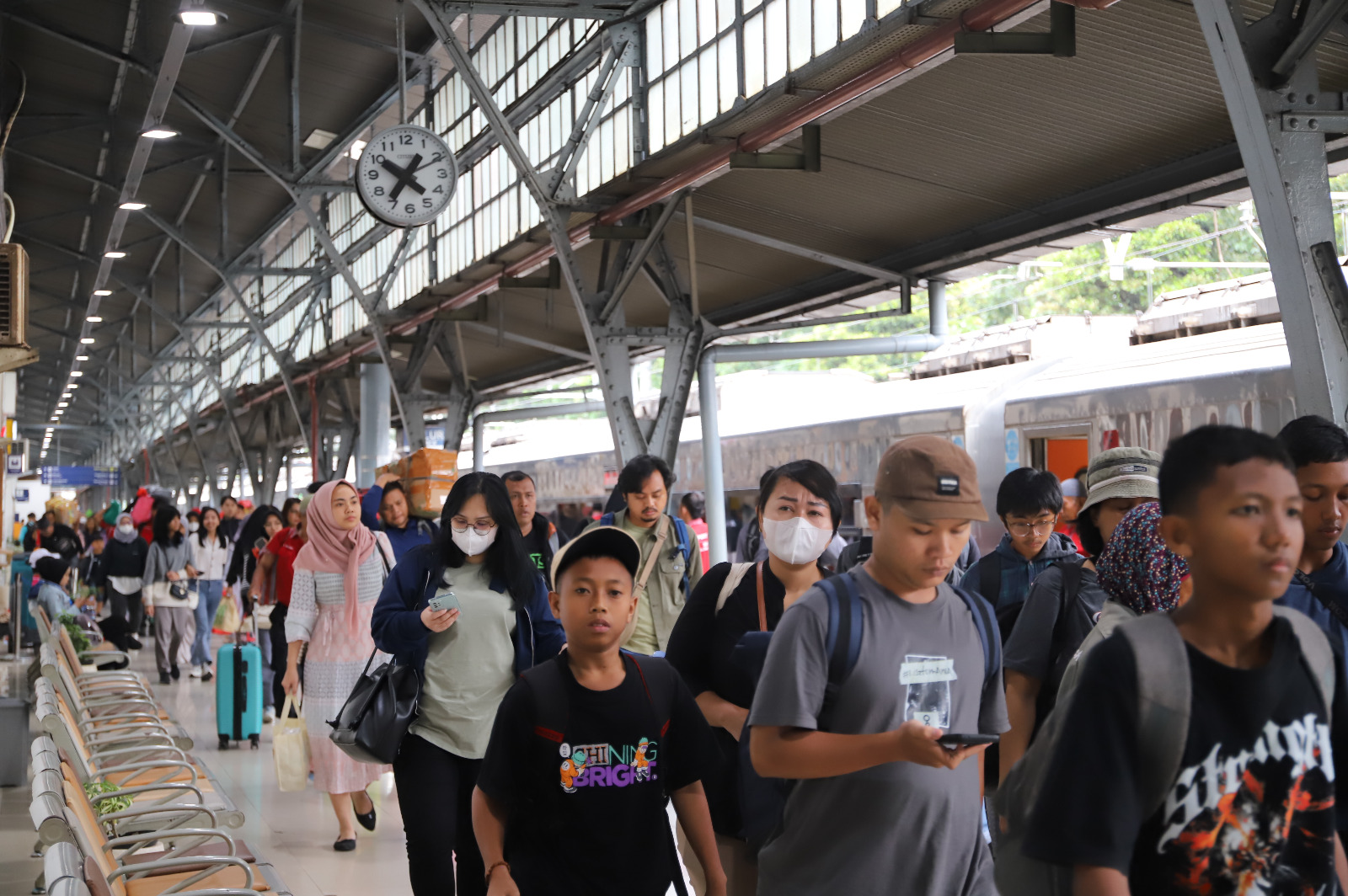 Tren Liburan Naik Kereta Api, Waisak Jadi Momentum Lonjakan Penumpang