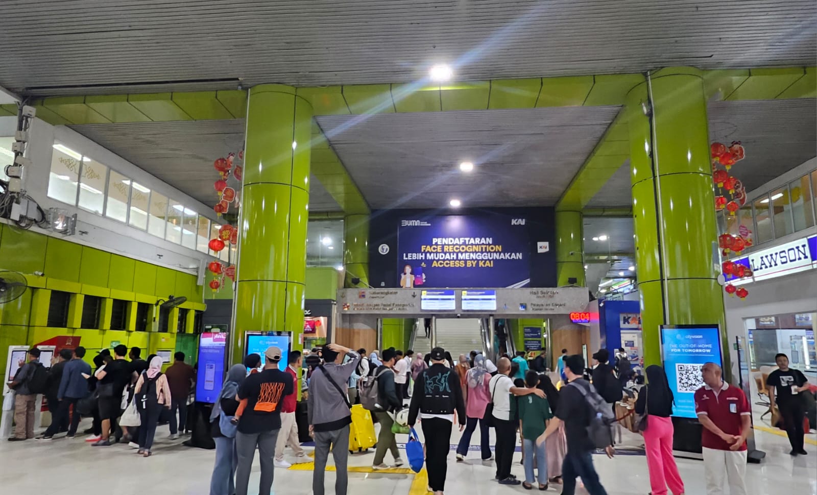 Kereta Api Tetap Jadi Pilihan Utama di Arus Balik Waisak 2025 dengan Okupansi yang Melampaui Kapasitas