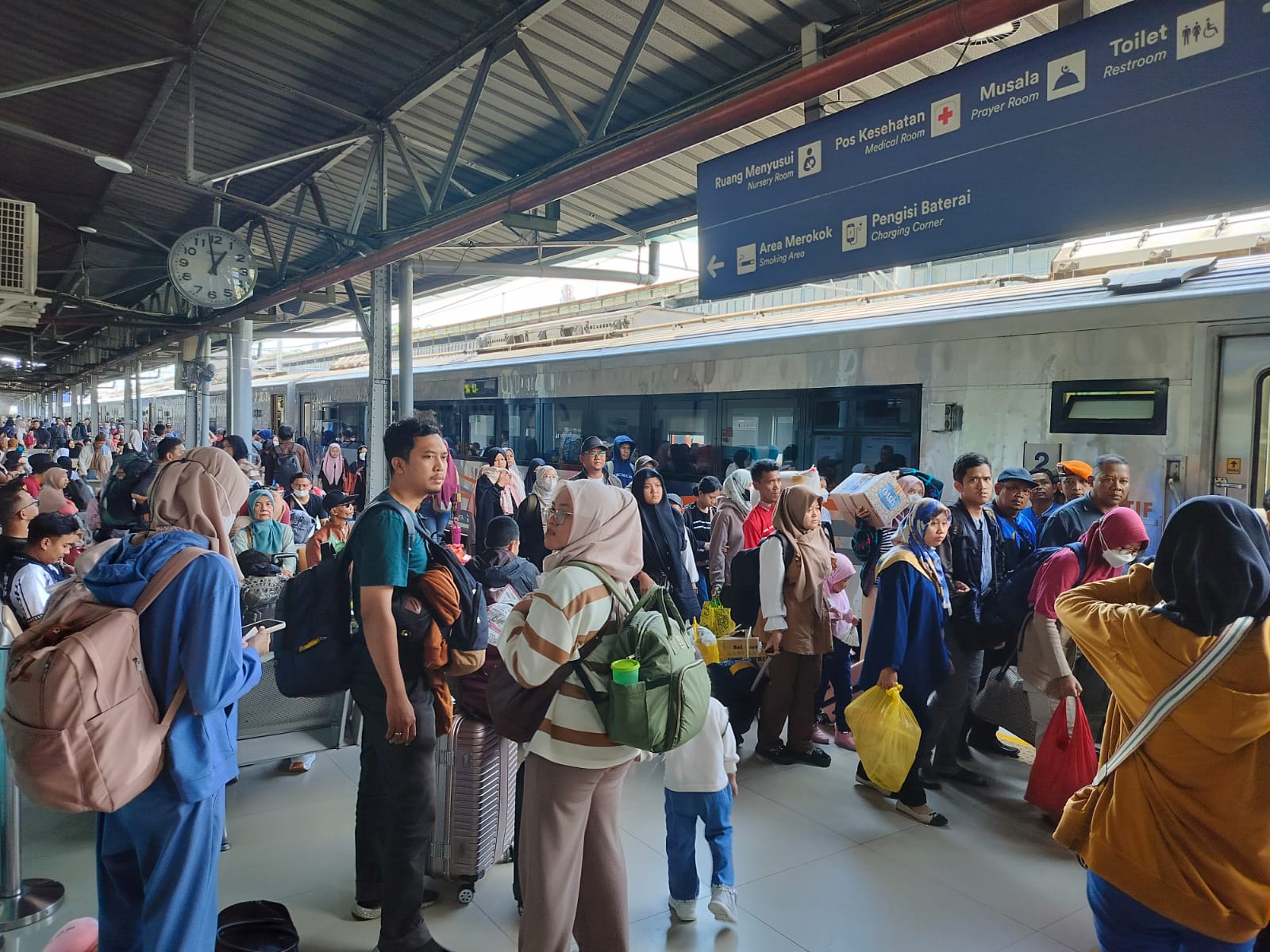 Kereta Api Masih Jadi Pilihan Utama, KAI Catat Okupansi 104% di Libur Waisak